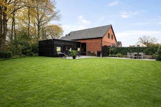 Volledig gerenoveerde villa (5/6 slpk – 2 badk) met ruime garage op een unieke locatie, omgeven door een prachtig wijds landelijk verzicht...