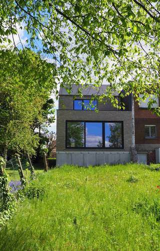 Deze energiezuinige gezellige halfopen woning op een perceel van 375m² te Vichte staat al volledig klaar in de ruwbouw, ook de ramen werden intussen geplaatst. De woning is voorzien van een ruime garage van een 19m² met een sectionale poort. Het inkomportaal geeft toegang tot een ruime inkomhal met apart toilet en trappenhal. In de lichtrijke leefruimte met volledig ingerichte keuken heb je zicht op een gezellige tuin vanuit een haast gevelbreed raam. Tussen de garage en keuken is er ook nog een gerieflijke berging.<br /><br />Op de verdieping is er een master bedroom van maar liefst 22m² aan de kant van de tuin en aan de voorzijde zijn er nog eens 2 slaapkamers van 10,2m². Tussenin ligt een ruime badkamer met inloopdouche, ligbad, dubbele lavabo en een apart toilet. Met een zoldertrap is er nog een extra zolderruimte van nog eens 28m².<br /><br />Enkele kenmerken van deze woning op een rijtje:<br />* 3 slaapkamers met een eventuele mogelijkheid tot een 4de kamer<br />* inpandige garage<br />* nieuwe tuinafsluiting is voorzien binnen de prijs<br />* oprit voorzien in dolomiet met regenwaterput voorzien van 10.000L<br />* vloerverwarming op warmtepomp<br />* E-peil 30<br />* Zonnepanelen in functie van EPB<br /><br />Voor meer vragen en uw plaatsbezoek contacteer Peter (BIV 510.335) op peter@therockrealestate.be of 0495/511.391.<br /><br />