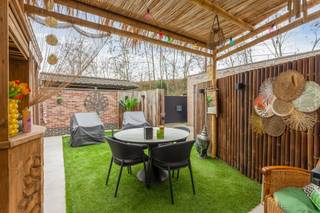 <p><span>Deze prachtige HOB is gelegen op een uiterst rustige locatie, in de onmiddellijke nabijheid van de Zoo van Planckendael en op enkele minuten van het centrum van Mechelen. </span></p><p><span>Bij het betreden van deze totaal gerenoveerde woning valt meteen de overvloedige lichtinval op, dankzij de grote raampartijen en de strategisch geplaatste lichtkoepels.</span></p><p><span> </span></p><p><span>De woning is perfect ingericht om volledig gelijkvloers te wonen en biedt daarbij alle comfort. Hier bevinden zich onder andere een ruime slaapkamer die volledig is uitgerust met ingebouwde kasten, een stijlvolle badkamer en een open leefruimte met keuken. </span></p><p><span>De open keuken is volledig ingebouwd en voorzien van alle moderne toestellen, ideaal voor wie houdt van comfort en functionaliteit. De prachtige badkamer met karaktervolle vintage tegels straalt pure charme uit.</span></p><p><span> </span></p><p><span>Op de eerste verd. bevindt zich een extra bijzonder ruime slpk van maar liefst 30 m², die tal van mogelijkheden biedt, zoals een master bedroom, hobbyruimte of bureau.</span></p><p><span> </span></p><p><span>Bovendien is de woning asbestveilig en is de elektriciteit conform.</span></p><p><span>Extra troef is de zeer ruime garage met automatische sectionaalpoort, alsook water en elektriciteit voorzien.</span></p><p><span> </span></p><p><span>De woning geniet van een zeer gunstige en rustige ligging, ideaal voor wie houdt van groen en tegelijk de voordelen van de stad binnen handbereik wil.</span></p><p><span>We werken met bezoekmomenten, hierna hebben alle kandidaten kans om een bod uit te brengen.</span></p><p><span>Een afspraak inplannen kan via 015 200 999 of info@vastgoedplus.be.</span></p>