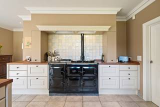 In een rustige residentiële wijk van Grimbergen staat deze stijlvol afgewerkte, bijzonder ruime villa. De Merodestraat biedt een groene...