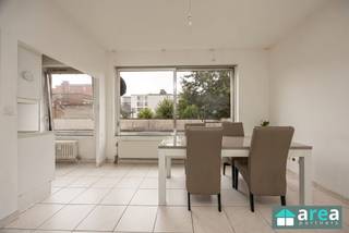 <p><span>Centraal gelegen 1-slpk appartement (62m²) </span></p><p><span>Dit 1-slaapkamer appartement bevindt zich op een centrale locatie in Antwerpen (Seefhoek). Het betreft een appartement op de 1ste verdieping van een goed onderhouden gebouw. Omwille van de centrale ligging is het appartement uitstekend bereikbaar: het ligt vlakbij meerdere commerciële straten en op wandelafstand van het openbaar vervoer, Park Spoor Noord en het Centraal Station. In de directe omgeving zijn er tal van winkels, gezellige horecazaken en scholen, ideaal bereikbaar te voet of met de fiets. </span></p><p><span> </span></p><p><span>Indeling: Bij binnenkomst bevindt u zich in de ruime en lichtrijke living (30m²) met een aangenaam ruimtelijk gevoel. Om de hoek bevindt zich de open keuken (6m²), dewelke functioneel is ingericht met de nodige apparatuur en voldoende bergruimte. Via de nachthal treffen we de badkamer (5m²) uitgerust met een bad-douche-combinatie en een wastafel met kastruimte. Verder beschikt het appartement over een apart gastentoilet. Aan de achterzijde bevindt zich de ruime slaapkamer (14m²).</span></p><p><span>Tot slot hoort er bij het appartement nog een handige, privatieve kelderberging. (3m²)</span></p><p><span>Ideaal als startersappartement voor een jong koppel of als slimme investering.</span></p><p><span> </span></p><p><span>Grootste troeven:</span></p><p><span>- Centrale locatie<br />- Kelderberging</span></p><p><span>- Gunstig EPC C (214 kWh/m² jaar )!</span></p><p><span>- Bewoonbare opp: 62 m² cfr. EPC</span></p><p><span> </span></p><p><span> </span></p><p><span> </span></p><p><span> </span></p>
