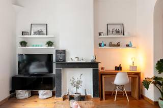 Mooi gerenoveerd en bemeubeld 1-slaapkamer appartement ca 65m² aan het trendy 'Zuid' vlakbij het centrum van Antwerpen<br /><br />Bij het renoveren van dit appartement is er enkel gedacht aan het comfort van de toekomstige huurder. <br />De gezellige zithoek, eetkamer en moderne keuken vormen een mooi geheel, waar u dankzij de grote raampartijen geniet van een prachtige lichtinval en zicht op de kaaien.<br /><br />Ruime lichte leefruimte, openkeuken en eethoek, 1 slaapkamer met een kleine dressing en een moderne badkamer met ligbad.<br /><br />Onmiddellijk beschikbaar.