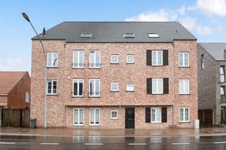 <strong>Recent gelijkvloers studio appartement met tuin terras in het centrum van Ravels.</strong><br /><br />Het appartement bestaat uit een leefruimte met open keuken, een badkamer met douche en één slaapkamer.<br /><br />Bij het appartement hoort zowel een prive parking als een ruime kelderberging.<br /><br />Bijzonderheden:<br />- EPC: A-label<br />- Parkeerplaats<br />- Beschikbaarheid: 01/01/2027<br />- Gemeenschappelijke kosten: €50