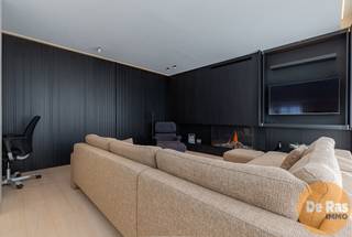 <p>AALST - Dit exclusieve Penthouse bevindt zich op de volledige 4de verdieping van Residentie “De Werf” in de bruisende Molenstraat. Vlakbij winkels, restaurants en de Grote Markt. Op wandelafstand van het station en openbaar vervoer en recht tegenover CC De Werf.<br /><br />De superlatieven qua afwerking zijn hier zeker aan de orde!<br />Alle ruimtes zijn voorzien van de beste materialen en zijn stijlvol afgewerkt. Overal is er parketvloer aanwezig, ingemaakte kasten, geïntegreerd haardvuur in de woonkamer, luxe verlichting, kwaliteitsvolle raambekleding, airco, screens,… te veel om op te noemen, je moet het zelf komen ontdekken.<br />De indeling van dit pareltje is in een U-vorm. Je komt met de lift naar de 4de verdieping en stapt dan binnen vanuit de inkomhal. Je vindt er als eerste de gang die uitgeeft naar een luxueuze keuken met hoogwaardige inbouwtoestellen waaronder zelfs een klimaatkast voor wijn. Je loopt dan verder en via de eetkamer komt je in de prachtige woonkamer, zo zie je ze niet elke dag! Prachtige kasten met sliding doors die alles mooi wegwerken (TV kast en bar) en in het midden de “ eyecatcher” onder de vorm van een haardvuur. De woonkamer bevat ook een nis met een bureaumeubel. Vanuit de woonkamer kan je via een verdoken doorgang in de wand naar de slaapkamer met ensuite badkamer. In dit gedeelte bevinden zich ook overal ingemaakte kasten (met verlichting), Japans toilet en berging. De badkamer omvat groot ligbad, inloopdouche en wastafel, allemaal afgewerkt in Corian en met ingewerkte kranen.<br />Aan de andere kant van dit Penthouse is de 2de slaapkamer en gastentoilet.<br /><br />Er is ook nog een mogelijkheid om een staanplaats mee aan te kopen ( niet in de prijs inbegrepen)<br />Dit moet je gezien hebben om te geloven!<br /><br />Interesse in deze exclusieve aanbieding? Maak snel een afspraak via 053/60.65.60</p>