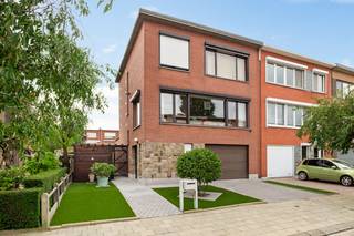 Deze verzorgde halfopen bel-etagewoning is gelegen in de Meetjeslandstraat, in de wijk Portugesehof te Hoboken. De woning combineert een ruime en lichtrijke indeling met een inpandige garage, drie slaapkamers, een aangename veranda en een zuidoostgerichte tuin.<br /><br />De ligging is bovendien praktisch: openbaar vervoer, winkels, scholen en belangrijke verbindingswegen bevinden zich in de omgeving. Bushaltes van onder meer lijnen 13 en 14 zijn te voet bereikbaar en zorgen voor een vlotte verbinding richting Hoboken en Antwerpen.<br /><br />U betreedt de woning via de ruime inkomhal. Op deze verdieping bevinden zich het gastentoilet, de inpandige garage met automatische poort, een wasberging en een afzonderlijke technische berging.<br /><br />Aansluitend bereikt u de veranda, die uitgeeft op de gezellige, aangelegde en zuidoostgerichte tuin. Dankzij de halfopen bebouwing beschikt de woning over een handige doorgang langs de zijkant, ideaal om fietsen, tuingereedschap of groenafval rechtstreeks van en naar de tuin te brengen zonder door de woning te moeten.<br />De tuin vormt een aangename plek om in alle rust van het buitenleven te genieten en beschikt bovendien over een regenwaterput.<br />Via de traphal bereikt u de eerste verdieping. Hier bevindt zich de ruime en lichtrijke woonkamer, met aansluitend een terras dat uitkijkt over de tuin. De grote raampartijen zorgen voor veel natuurlijke lichtinval en geven de leefruimte een aangenaam open karakter.<br /><br />Naast de woonkamer bevindt zich de keuken. Deze is uitgerust met een vaatwasser, koelkast, gasvuur, dampkap, combi-oven en dubbele spoelbak.<br />Op de tweede verdieping bevinden zich drie slaapkamers en de in 2020 gerenoveerde badkamer. De badkamer is voorzien van een ligbad met douchesproeier en een dubbele lavabo.<br /><br />Troeven<br />+ EPC C<br />+ Halfopen bebouwing<br />+ 3 slaapkamers<br />+ Inpandige garage met automatische poort<br />+ Zuidoostgerichte, aangelegde tuin<br />+ Veranda<br />+ Terras aan de woonkamer met zicht op de tuin<br />+ Badkamer gerenoveerd in 2020<br />+ Regenwaterput<br />+ Praktische zijdoorgang naar de tuin<br />+ Goede bereikbaarheid<br /><br />Heeft u interesse in deze woning? Neem dan contact met VB Vastoed op het nummer 03 337 50 70 of via info@vbvastgoed.be