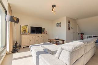 <p><span>Modern appartement met terras en staanplaats te Grembergen bij Dendermonde </span></p><p><span> </span></p><p><span>Dit appartement maakt deel uit van een kleinschalige residentie van 5 appartementen en bevindt zich op de tweede verdieping. Deze eigendom is centraal gelegen in Grembergen en bevindt zich op enkele minuten van openbaar vervoer, scholen en allerlei handelszaken. De grote markt van Dendermonde situeert zich op 2km. </span></p><p><span>Dankzij de centrale ligging en vlotte bereikbaarheid is dit appartement ideaal voor wie comfortabel en praktisch wil wonen.</span></p><p><span>Dit gezellig appartement werd gebouwd in het jaar </span><span>2021</span><span>. De woning heeft een bruikbare vloeroppervlakte van </span><span>111</span><span> </span><span>m². </span><span> </span></p><p><span> </span></p><p><span>Als Indeling</span><span>:</span><span> op de </span><span>tweede verdieping</span><span> bevindt zich een inkomhal, een moderne badkamer voorzien van inloopdouche en badkamermeubel, een apart toilet, 2 ruime slaapkamers, een ruime berging, een volledig uitgeruste open keuken en een lichtrijke leefruimte die uitgeeft op het zonnige terras. </span></p><p><span> </span></p><p><span>Bijhorende staanplaats dient verplicht aangekocht te worden aan </span><span>15.000,00 EUR. </span></p><p><span> </span></p><p><span>Momenteel is er geen syndicus aangesteld, bijgevolg zijn er dus ook geen syndicale kosten. </span></p><p><span> </span></p><p><span>De verwarming is voorzien op vloerverwarming via CV op aardgas met een hoogrendement condensatie ketel | elektriciteit volledig </span><span>CONFORM</span><span> volgens het </span><span>AREI </span><span>| ramen met dubbel </span><span>HR-glas</span><span> |</span><span> </span><span>deze woning heeft een mooi E-Peil van </span><span>19 </span><span>en een </span><span>LABEL A </span><span>waardoor u kan genieten van een uitzonderlijk laag energieverbruik | terras van </span><span>13,5m². </span></p><p><span> </span></p><p><span>Aankoop reeds mogelijk met 2 % registratierechten voor eigen bewoning of wie opzoek is naar een opbrengst eigendom met een netto huur </span><span>rendement van + 3,25%. </span><span>(mogelijke huurwaarde van 924,00 euro per maand).</span></p><p><span> </span></p><p><span>Voor meer info of een bezoek: </span><span><span>info@immotwins.be</span></span><span> - 052/55.55.55. </span></p><p><span> </span></p>