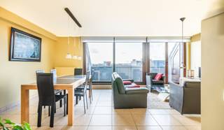 Centraal gelegen penthouse in Sint-Idesbald met twee terrassen en garagemogelijkheid.<br /><br />In de Residentie Golfslag bevindt zich dit ruime (118m²) penthouse op de vijfde verdieping. Dankzij de grote raampartijen geniet het appartement van een overvloed aan natuurlijk licht. Daarnaast heeft het pand een centrale ligging: vlakbij winkels, restaurants en het strand.<br /><br />Het unieke appartement werd als volgt ingedeeld:<br />Ruime inkomhal met vestiairemogelijkheid | lichtrijke leefruimte met toegang tot 1ste zonneterras (met 2 buitenbergingen) | open, uitgeruste keuken met toegang tot berging (aansluiting wasmachine en droogkast) | 1ste volwaardige slaapkamer met toegang tot 2de terras (met 3de buitenberging) | 2de volwaardige slaapkamer met toegang tot 2de terras | 3de volwaardige slaapkamer | badkamer met bad, douche en dubbele lavabo in meubel | afzonderlijk toilet met lavabo.<br /><br />Er is de mogelijkheid om een afgesloten garagebox aan te kopen in de residentie op de ondergrondse verdieping (vraagprijs: €50.000).<br /><br />Bent u op zoek naar een appartement met drie slaapkamers én zonnige terrassen in Sint-Idesbald? Aarzel dan niet en contacteer ons.<br />