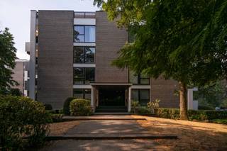 <p><span>In het Zuiden van het centrum van Antwerpen, meer specifiek op de Beukenlaan, gelegen aan het Nachtegalenpark treffen we deze voormalige conciërgewoning. Deze heeft een oppervlakte van ca 85m² groot en is te renoveren. Ruime leefruimte met aansluitend terras, keuken; bdkm  en 2slk achteraan. </span></p><p><span>Onmiddellijk beschikbaar!</span></p><p><span>Vaste maandelijkse kosten bedragen tussen 600€  en 700€ (conciergekosten, verwarming-en waterverbruik, blokpolis &amp; syndicusbeheer inbegrepen)</span></p>