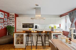 <p><strong>Te koop: gelijkvloers appartement in het centrum nabij scholen, openbaar vervoer en belangrijke invalswegen.</strong></p><p><br /></p><p>Dit appartement uit 1979 biedt een praktische indeling en een aangename leefomgeving. De ligging in het hart van Strombeek-Bever zorgt voor vlotte verbindingen en alle voorzieningen binnen handbereik. De gezellige tuin vormt een bijzondere troef voor wie graag buiten geniet. Daarnaast beschikt het pand over een veranda en een kelder, wat extra bergruimte en comfort biedt.</p><p><br /></p><p><strong>Belangrijkste ruimtes:</strong></p><p>• Woonkamer met aangename lichtinval, open keuken en houtkachel</p><p>• Twee slaapkamers</p><p>• Veranda met zicht op de tuin</p><p>• Kelder voor extra opslag</p><p>• Staanplaats voor uw voertuig aan 18.000€</p><p><br /></p><p><strong>Troeven:</strong></p><p>• Centrale ligging </p><p>• Tuin</p><p><br /></p><p>Neem vandaag nog contact op met uw makelaar voor een bezoek.</p><p><br /></p><p>JOUW DROOMAPPARTEMENT. ZO GEVONDEN!</p>