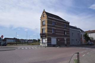 SINT-PIETERS-LEEUW - Karaktervolle hoekwoning van ± 200m² met 4 slaapkamers, volledig te renoveren. Het is als volgt samengesteld: 4 slaapkamers,...
