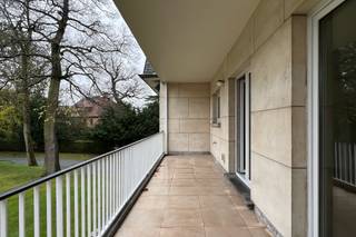 Dit comfortabele en ruime appartement bevindt zich in Residentie Versailles, op de eerste verdieping aan de rustige achterzijde van het gebouw. De residentie is gelegen op een aangename en praktische locatie, met verschillende voorzieningen op korte afstand en een vlotte bereikbaarheid.<br /><br />Bij het binnenkomen treft u een ruime inkomhal die toegang biedt tot de verschillende kamers. De grote leefruimte baadt in natuurlijk licht en wordt gekenmerkt door een warme parketvloer. Aansluitend bevindt zich het gezellige terras met een rustgevend uitzicht op het groene achtergebied. De keuken is afzonderlijk ingericht.<br />Het appartement beschikt over drie volwaardige slaapkamers en een badkamer. Met een bewoonbare oppervlakte van 126 m² voelt het geheel bijzonder ruim en aangenaam aan. Het gebouw wordt omgeven door een verzorgde gemeenschappelijke tuin met veel groen.<br /><br />Daarnaast is er een privatieve kelderberging inbegrepen en is de aankoop van een afgesloten garagebox verplicht (+ € 30.000). <br /><br />Meer info of een bezoek? Contacteer Julie op +32 478 07 43 43 of julie@ocvastgoed.be<br /><br />EPC:  165kWh/m² (B-label)  - Bruikbare vloeroppervlakte 126m² (Volgens het EPC-verslag) <br />Stedenbouwkundige inlichtingen: woongebied, stedenbouwkundige vergunning, geen verkavelingsvergunning, geen rechterlijke herstelmaatregel of bestuurlijke maatregel opgelegd, voorkooprecht.<br />Geen overstromingsgevoelig gebied. P-score = A, G-score = A<br />Dit pand is niet onderhevig aan de renovatieverplichting