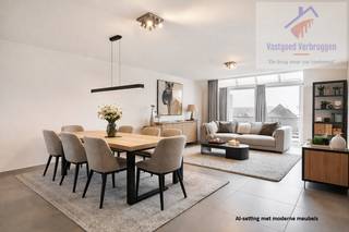 Op zoek naar een ruim recent appartement op een topligging? Dan is dit modern (2004) appartement van maar liefst 121 m² zeker iets wat je moet gezien hebben. Gelegen op de vierde verdieping van een moderne residentie met lage gemeenschappelijke kosten (+- 80 euro/maand), tussen de Hopmarkt en het Keizersplein, geniet u hier van een uitzonderlijke combinatie van rust, ruimte, licht en stadsdynamiek. Met wat frisse meubels wordt dit een absolute parel !<br /><br />Van zodra u binnenstapt, voelt u het: dit is geen doorsnee appartement. De royale inkomhal zet meteen de toon en leidt u naar een indrukwekkende leefruimte waar grote raampartijen zorgen voor een zee van natuurlijk licht. Het schuifraam opent naar een eerste zonnig terras met een fantastisch zicht op de stad.<br /><br />De open, volledig uitgeruste keuken vormt een natuurlijke verbinding met de leefruimte. Hier scoor je gemakkelijk een 10/10 voor sfeer en gezelligheid. <br /><br />Achteraan bevindt zich het rustige slaapgedeelte met twee volwaardige slaapkamers van 11,5 m² en 17 m². Beide kamers geven uit op een tweede terras, een zeldzame luxe in het centrum van de stad. De badkamer biedt alle comfort dankzij een ligbad én afzonderlijke douche, terwijl de praktische berging extra opbergruimte voorziet.<br /><br />Ook op technisch vlak scoort dit appartement uitstekend. Met een goed onderhoud en recent gebouw, een gunstig EPC-label B, een asbestveilig attest en een conforme elektrische keuring bent u verzekerd van een zorgeloze aankoop. Voor investeerders vormt dit bovendien een bijzonder interessante opportuniteit: het appartement is reeds vijf jaar verhuurd (€900 per maand), met een huurwaarborg van drie maanden, wat zorgt voor een stabiel en onmiddellijk rendement.<br /><br />De privatieve kelderberging, individuele tellers en de onovertroffen centrumligging maken het plaatje compleet. In het gebouw zijn parkeerplaatsen te huur à 79 euro/maand, al is dit een locatie waar je werkelijk alles te voet kan bereiken.<br /><br />Een zeldzame kans om te investeren of te wonen op een van de meest gegeerde locaties van Aalst, waar ruimte, comfort en stadsleven samenkomen in één aantrekkelijk geheel. <br /><br />Welkom thuis. Welkom in het hart van Aalst !<br /><br />Voor meer informatie of een bezoek: info@vastgoedverbruggen.be of 053/666.446