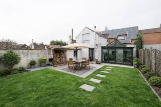 <p><strong>*** A VENDRE *** </strong>Rebecq - Maison 3 façades de 4 chambres avec terrasse et jardin situé dans un quartier calme et rural. Cette charmante maison se compose comme suit: au rez-de-chaussée: un séjour ultra lumineux de +- 28 m², une cuisine super équipée (frigo, four, micro-ondes, taques vitrocéramiques, hotte, lave-vaisselle) de +- 16 m² ouverte sur une véranda de +- 14 m², une salle à manger de +- 31 m², un hall, une salle de bain (baignoire, meuble évier, WC) de +- 6 m² et une buanderie + un futur garage séparé disponible en 2027. Au 1er: 4 chambres spacieuses dont une qui possède du parquet massif et un feu à bois de +- 52, 16, 13 et 12 m², un hall de nuit et un WC séparé. <br /><br /><strong>Confort </strong>: Une terrasse de +- 14 m² avec un jardin (orienté Est) et une remise de +- 27 m². PEB E (374 kWh/m².an). Panneaux solaires. Adoucisseur d'eau. Alarme filaire. Châssis pvc doubles vitrages récents (2023). Chauffage central : mazout (Saint-Roch). Volets manuels au RDC. BBQ en béton. <br /><br /><strong>Prix </strong>: F.O. àpd 349.000 euros (sous réserve d'acceptation du propriétaire)<br /><br /><strong>Contact </strong>: tubize@weinvest.be ou au 02.355.42.20 ou Taylor au 0494.28.38.88</p>