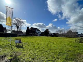 Ben je op zoek naar een ruim villaperceel in Wielsbeke om jouw droomwoning te realiseren? Dan is deze bouwgrond aan de Spaanderstraat precies wat je zoekt. Je woont er heerlijk rustig in een doodlopende straat, terwijl winkels, scholen en openbaar vervoer op een steenworp afstand liggen. Bovendien profiteer je van een uitstekende bereikbaarheid dankzij de nabijheid van de Expresweg N382 en de E17.
Met een perceelgrootte van 1.011 m² en ruime stedenbouwkundige voorschriften, zoals de mogelijkheid voor één of twee bouwlagen en een vlak of hellend dak, zijn de opties eindeloos. Hier creëren we samen jouw nieuwe, energiezuinige woning volledig op maat én tegen een vaste prijs.
Benieuwd naar wat wij voor jou kunnen betekenen? Neem contact met ons op en ontdek alle mogelijkheden. Vraag ook meteen jouw gratis inspiratieboek aan: 250 pagina's boordevol plannen en woonideeën om je te inspireren.