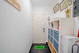 Ontdek dit energiezuinige appartement te koop in Boezinge, op slechts tien minuten van het centrum van Ieper. Deze instapklare woonst op het gelijkvloers combineert comfort, licht en een topligging, ideaal voor starters, alleenstaanden of investeerders die op zoek zijn naar een zorgeloze eigendom nabij Ieper.<br /><br />Het appartement werd gebouwd in 2011 en bevindt zich in uitstekende staat. Met een bewoonbare oppervlakte van 51 m² geniet u van een aangename en praktisch ingedeelde leefruimte, een open keuken en een comfortabele slaapkamer. De badkamer is verzorgd en functioneel, wat bijdraagt aan het instapklare karakter van deze woning. Dankzij de energiezuinige bouw woont u hier niet alleen comfortabel, maar ook toekomstgericht.<br /><br />Een absolute meerwaarde is het ruime zuidwestelijk georiënteerde terras, waar u in alle rust kan genieten van de namiddag- en avondzon. De gelijkvloerse ligging zorgt voor extra toegankelijkheid en wooncomfort. Parkeren kan eenvoudig in de straat. De ligging in Boezinge, op korte afstand van Ieper, maakt deze eigendom bijzonder interessant voor wie rustig wil wonen, maar toch nabij het centrum en alle voorzieningen.<br /><br />Bent u op zoek naar een instapklaar appartement met terras in Boezinge of een slimme investering nabij Ieper? Neem vandaag nog contact op met Immo Francois en plan uw bezoek.<br /><br />Woning verkopen in Ieper? Vraag je gratis schatting aan bij Immo Francois, jouw lokale makelaar.<br /><br />