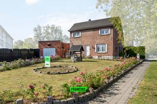 In een rustige woonwijk in Ieper vindt u deze te renoveren woning met een bewoonbare oppervlakte van 130 m². Dit eigendom biedt vier slaapkamers,...