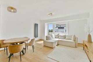 Dit aangename en volledig gemeubelde appartement is gelegen in het hart van Westende-bad en vormt een ideale uitvalsbasis aan zee of een interessante investering. Het appartement bevindt zich in een verzorgd gebouw en beschikt over een lichtrijke leefruimte met open keuken, uitgerust met de nodige toestellen. Verder zijn er een aparte toiletruimte, een badkamer met douche en aansluiting voor een wasmachine, en een comfortabele slaapkamer die rustig achteraan is gelegen.<br />Het appartement is voorzien van energiezuinige beglazing, conforme elektriciteit en elektrische verwarming. In het gebouw is een gemeenschappelijke fietsenberging aanwezig en bovendien zijn er vier gemeenschappelijke autostandplaatsen ter beschikking van de eigenaars. Dankzij de centrale ligging op wandelafstand van zee, strand en alle voorzieningen, en de gemeubelde verkoop, is dit appartement meteen gebruiksklaar. Een mooie opportuniteit voor eigen gebruik, tweede verblijf of verhuur aan de kust.<br />EPC: 354 kWh/m² - UC: 3069373 ~ Vg, Wg, Gvkr, Gvv, Gmo ~ Ref. MI24410
