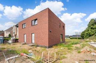 Deze volledig afgewerkte woning combineert hedendaags comfort met energiezuinig wonen. Er is een mogelijkheid tot aankoop aan 6% btw in plaats van 21% btw (mits voorwaarden), wat dit project extra interessant maakt.<br /><br />INDELING WONING<br />Inkomhal, leefruimte met open keuken, toilet, berging/wasplaats. Op de bovenverdieping zijn er 3 slaapkamers en een badkamer.<br /><br />De woning beschikt over een EPC-label A, conforme elektriciteit en een ventilatiesysteem D, wat garant staat voor een gezond en energie-efficiënt binnenklimaat. Daarnaast is er een regenwaterrecuperatiesysteem voorzien, wat bijdraagt aan duurzaam wonen en lagere verbruikskosten.<br /><br />Gelegen op een mooi perceel van 8a 33ca, geniet je hier van ruimte, rust en privacy. De ligging is een absolute troef: vlakbij het centrum én toch vlakbij natuur, ideaal voor wie houdt van bereikbaarheid en een groene omgeving.<br /><br /><br />Totale prijs volledig afgewerkt met 12% registratie op de grond en 6% btw op constructie is € 432.840 (excl. kosten aansluiten nutsvoorziening +/- € 7000 excl. btw).