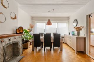 <p><span> </span></p><p><span>Au </span><span>Beukenlaan 72 à Stabroek</span><span> se trouve cet appartement de </span><span>premier étage</span><span> bien entretenu </span><span>, avec un </span><span>box de garage inclus dans le prix</span><span>. Son emplacement à proximité des principales voies d'accès garantit une accessibilité facile, tout en vous permettant de profiter de la paix et du confort chez vous. </span></p><p><span> </span></p><p><span>Avantages :</span></p><ul><li><span>Appartement au premier étage</span></li><li><span>Garage box inclus dans le prix</span></li><li><span>Toit rénové en </span><span>2024</span></li><li><span>Accès facile par les routes principales</span></li><li><span>Espace de vie lumineux avec cuisine rénovée adjacente</span></li><li><span>Local de rangement avec raccordements pour lave-linge et sèche-linge</span></li><li><span>Aménagement pratique et logique</span></li></ul><p><span>Description:</span><span><br />Par le hall d'entrée, vous entrez dans l'</span><span>espace de vie</span><span> lumineux, où de grandes fenêtres apportent une lumière agréable. L'espace de vie avec la chambre actuellement partiellement meublée (derrière le rideau bleu) constitue le cœur de l'appartement et se connecte agréablement à la cuisine, qui est pratiquement équipée (récemment renouvelée) pour une utilisation quotidienne.</span></p><p><span>En outre, l'appartement dispose de</span><span> deux chambres à l'arrière</span><span> et d'une salle de bain fonctionnelle. Grâce à un agencement bien pensé, chaque pièce est logique et agréable.</span></p><p><span>Une valeur ajoutée importante est la </span><span>toiture rénovée (2024)</span><span>, qui contribue au confort de vie et à la durabilité du bâtiment. Le </span><span>garage box</span><span>, inclus dans le prix, complète la propriété et assure un stationnement sans problème.</span></p><p><span>Un appartement où l'accessibilité et le confort de vie se conjuguent à merveille.</span></p><p><span> </span></p><p><span>Si vous êtes intéressé par cet appartement, contactez-nous dès aujourd'hui à l'adresse <span>christophe@sinjoor.be</span></span><span> ou 036466655</span></p>