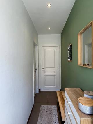 INSTAPKLARE RIJWONING MET 2 RUIME SLAAPKAMERS, ZUIDGERICHTE TUIN EN UITSTEKENDE LIGGING
Op zoek naar een instapklare en gezellige woning met een zonnige tuin op een centrale locatie? Dan is deze verzorgde rijwoning in Heusden (Destelbergen) zeker het bekijken waard.
De woning combineert een gezellige leefruimte, ruime keuken en uitstekende ligging. Dankzij de 2 volwaardige slaapkamers is ze ideaal voor een kleiner gezin, starters of voor wie nood heeft aan een bureau of hobbykamer.
INDELING:
- GELIJKVLOERS: inkomhal met apart gastentoilet, keuken met veel opbergruimte en de nodige apparatuur, een aparte berging met plaats voor huishoudtoestellen en een gezellige open leefruimte.
- EERSTE VERDIEPING: ruime slaapkamer en badkamer met ligbad, douche en toilet. (ps kat niet ingebrepen)
- TWEEDE VERDIEPING: tweede ruime slaapkamer met aparte praktische opbergruimte voor seizoensgebonden of andere spullen.
- De woning is voorzien van een zuidgerichte tuin. Achter de tuin is er een doodlopend wegeltje, wat bijzonder praktisch is om bijvoorbeeld de vuilnisbakken langs achter buiten te zetten. Ook is het mogelijk om er een auto te parkeren.
De woning is volledig instapklaar en in heel goede staat. Bovendien beschikt de woning over een EPC-label B.
Ook de ligging is een belangrijke troef. De woning bevindt zich vlakbij verschillende scholen, een supermarkt, bakker, apotheek en het dorpscentrum. Heel wat dagelijke voorzieningen bevinden zich dus op korte afstand, wat zorgt voor een praktische en aangename woonomgeving.
Kortom: een ideale thuis voor wie comfortabel wil wonen zonder zorgen of renovatiewerken.
BEZOEKDAG (OP AFSPRAAK): ZATERDAG 26 SEPTEMBER 2026
Interesse, vragen of een bezoek inplannen kan via mail naar noens.debbie@gmail.com
Richtprijs: €389.000
Immo gelieve zich te onthouden aub.