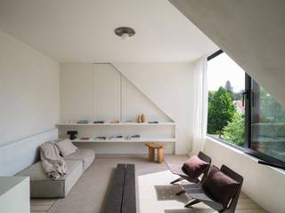 <strong>Bijzonder aangenaam duplexappartement met 2 slaapkamers en 2 badkamers op toplocatie nabij de Coupure</strong><br /><br /><em>Voor meer informatie kunt u mailen naar info@carloeggermont.be.</em><br /><br />Dit charmante duplexappartement maakt deel uit van een kleinschalig voormalig handelshuis en is gelegen in de gegeerde Ekkergemwijk. Dankzij de centrale ligging bevindt u zich op wandelafstand van de Coupure, de Watersportbaan en de belangrijkste winkelstraten, pleinen en horecazaken van de Gentse binnenstad.<br /><br />Het appartement strekt zich uit over de eerste en tweede verdieping. De bovenste verdieping werd recent volledig vernieuwd, inclusief de dakstructuur, wat resulteert in een bijzonder aangename woonbeleving met veel lichtinval en een verrassend ruimtelijk gevoel.<br /><br />Via de inkomhal op de eerste verdieping bereikt u de leefverdieping. Aan de voorzijde bevinden zich de eet- en leefruimte met aansluitende keuken en praktische voorzieningen voor een wasmachine en droogkast. Achteraan vinden we een ruime slaapkamer en een afzonderlijke badkamer, uitgerust met douche, wastafel en toilet.<br /><br />De bovenste verdieping vormt zonder twijfel een van de blikvangers van het appartement. Dankzij het grote raam geniet de lichtrijke leefruimte van een open en aangename sfeer. Aansluitend bevindt zich een tweede volwaardige slaapkamer met ensuite badkamer, voorzien van een inloopdouche en wastafel.<br /><br />Op het gelijkvloers bevindt zich een polyvalent handelspand dat eveneens afzonderlijk kan worden aangekocht. Hierdoor biedt dit eigendom interessante mogelijkheden voor wie wonen en werken wil combineren of wenst te investeren in het volledige gebouw. Meer informatie hierover is beschikbaar op aanvraag.<br /><br />De kleinschaligheid van het gebouw, bestaande uit slechts twee entiteiten, gecombineerd met de recente vernieuwingen, zorgt voor een aantal belangrijke troeven: beperkte gemeenschappelijke kosten, een hoge mate van privacy en weinig tot geen te verwachten investeringen op korte termijn.<br /><br />Beide entiteiten beschikken over afzonderlijke tellers en kunnen zowel afzonderlijk als gezamenlijk worden aangekocht (basisakte in opmaak).<br /><br /><strong>Kortom:</strong> <strong>een uitstekende opportuniteit voor investeerders, ouders van studerende kinderen, young professionals of iedereen die op zoek is naar een instapklaar appartement op een strategische locatie nabij het Gentse stadscentrum.</strong><br /><br /><em>*kosten opmeting en basisakte ten laste van de koper</em>