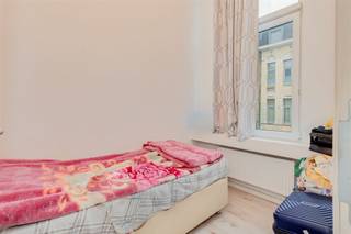 <p><span>In de </span><span>Lange Lobroekstraat 204 te 2060 Antwerpen</span><span>, in de omgeving van de </span><span>Slachthuisbuurt</span><span> vinden we dit </span><span>ruim huis</span><span>, </span><span>ingedeeld in 6 verhuurde units</span><span>. Verhuurd aan een </span><span>netto rendement van 8,8%</span><span>.</span></p><p><span> </span></p><p><span>Het </span><span>centrum van Antwerpen</span><span>, alsook tal van winkels, openbaar vervoer, scholen en invalswegen vind je in de nabije omgeving. </span></p><p><span>Gelegen nabij den Dam, het populaire Eilandje, Park Spoor Noord.</span></p><p><span> </span></p><p><span>Gelijkvloers</span></p><p><span>- Verhuurde kantoorruimte met apart bureel en koer</span></p><p><span>- kelder</span></p><p><span> </span></p><p><span>Eerste tussenverdieping</span></p><p><span>- studio appartement</span></p><p><span> </span></p><p><span>Eerste verdieping</span></p><p><span>- 1-slaapkamer appartement</span></p><p><span> </span></p><p><span>Tweede tussenverdieping</span></p><p><span>- studio appartement</span></p><p><span> </span></p><p><span>Tweede tussenverdieping</span></p><p><span>- 1-slaapkamer appartement</span></p><p><span> </span></p><p><span>Derde verdieping</span></p><p><span>- 1-slaapkamer appartement</span></p><p><span> </span></p><p><span>Troeven</span></p><p><span>- gelegen tussen Den Dam en de Slachthuisbuurt</span></p><p><span>- ramen dubbele beglazing in PVC kader</span></p><p><span>- momenteel verhuurd voor 5.100 euro/maand = 61.200 euro. dit komt neer op </span><span>8,8% NETTO rendement</span><span> !!</span></p><p><span> </span></p><p><span>Ben jij geïnteresseerd in dit huis te koop in Antwerpen, ben je op zoek naar ander vastgoed of wens je de waarde van jouw eigendom te kennen? Dan ben je bij BOLT immo aan het juiste adres! Wij helpen jou graag verder.</span></p><p><span> </span></p><p><span> </span></p>