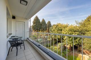 In een rustig en kleinschalig gebouw met slechts drie appartementen vindt u dit verzorgd en gemoderniseerd appartement. Dankzij de praktische...