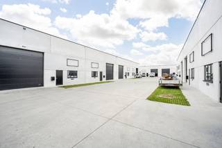Kwalitatieve nieuwbouw KMO units van 220-225m², gelegen op een toplocatie aan de Kortrijkseweg tussen Kortrijk en Waregem en is alsook vlot bereikbaar via de E17. De KMO units beschikken over 2 privatieve parkeerplaatsen.* Specificaties:- vrije hoogte van 6 meter- brandklasse C- staalstructuur met steeldeck- 2 privatieve parkeerplaatsen- elektrische sectionaalpoort- gepolierde betonvloer- lichtstraat- afzonderlijke toegangsdeur- regenwaterput 5.000LDe prijzen vermeld zijn exclusief zonnepanelen. Bezoek na afspraak met Immo Beguin: info@immobeguin.be