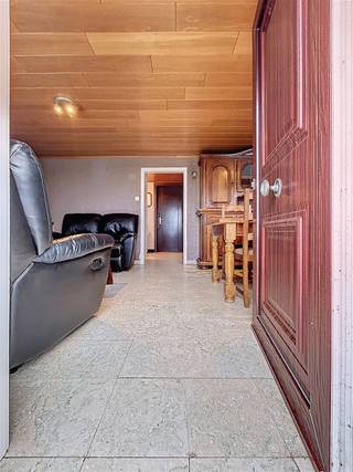 ALLEENSTAANDE WONING MET RUIME GARAGES TE VLETEREN. DE INDELING VAN DE WONING IS ALS VOLGT: GELIJKVLOERS:LEEFRUIMTE, SLAAPKAMER, APARTE KEUKEN,...