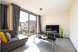 Dit éénslaapkamerappartement bevindt zich op de tweede verdieping van een kleinschalig gebouw in de Driehoekstraat, op wandelafstand van winkels, scholen en openbaar vervoer. De inkomhal geeft uit op een lichtrijke leefruimte met open keuken. Tussen beide bevindt zich een kleine berging met CV-installatie. De badkamer en slaapkamer liggen achteraan, gescheiden van de leefruimte, wat zorgt voor een rustige indeling. Er is ook een apart toilet en een handige ingemaakte kast in de gang. Het appartement heeft aluminium ramen met hoogrendementsglas en is uitgerust met parlofonie. Dankzij het EPC-label C en de conforme elektriciteit is dit een interessante opportuniteit voor wie zoekt naar een investering zonder zorgen. <br /><br />Troeven:
<ul>
	<li>Gunstige, centrale ligging in Ekeren</li>
	<li>Praktische indeling met aparte slaap- en badkamergedeelte</li>
	<li>Ingebouwde kast in de hal</li>
	<li>Individuele CV-ketel op gas</li>
	<li>Aluminium ramen met HR-beglazing</li>
	<li>Conforme elektriciteit</li>
	<li>EPC-label C</li>
	<li>Verhuurd – onmiddellijk rendement mogelijk</li>
</ul>
<br />Voor verdere info of een vrijblijvende bezichtiging 03 225 00 68 of mail naar laura@wellimmo.net<br /><br /><br /><em>(afmetingen zijn indicatief)</em>