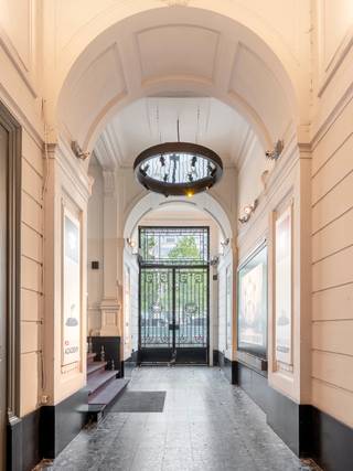 <p>Au cœur d'Anvers, dans une large rue, se trouve cette majestueuse maison de maître avec une façade de 10 m de large, qui offre un équilibre parfait entre vie privée, vie professionnelle et loisirs. La maison respire l'authenticité dès le premier regard : ses hauts plafonds, ses moulures élégantes, ses parquets d'origine et ses cheminées classiques rappellent la riche histoire du bâtiment, tandis que des rénovations soigneusement réalisées garantissent le confort moderne.</p>
<p>La maison de maître est répartie sur plusieurs étages et offre un espace et des possibilités surprenants. Au rez-de-chaussée se trouve un bureau spacieux avec une entrée séparée, idéal pour une profession libérale, un cabinet ou un atelier à domicile. Il y a également un grand garage, un atout indéniable dans le centre-ville.</p>
<p>Le premier étage constitue le cœur de la maison, avec un salon et une salle à manger lumineux qui se fondent harmonieusement dans une cuisine entièrement équipée. De grandes fenêtres laissent entrer la lumière du jour et donnent accès à une terrasse spacieuse et ensoleillée, un espace extérieur rare en plein centre-ville où il fait bon se détendre.</p>
<p>Les étages supérieurs comprennent cinq chambres à coucher à part entière, chacune avec son propre caractère et ses propres finitions. Deux salles de bains assurent le confort et l'intimité de toute la famille. La disposition permet également d'aménager la maison en maison kangourou ou d'accueillir des invités séparément.</p>
<p>Cette maison allie sans effort grandeur et fonctionnalité. Grâce à sa situation centrale, les magasins</p>
<p>Au cœur d'Anvers, dans une large rue, se trouve cette majestueuse maison de maître avec une façade de 10 m de large, qui offre un équilibre parfait entre vie privée, vie professionnelle et loisirs. La maison respire l'authenticité dès le premier regard : ses hauts plafonds, ses moulures élégantes, ses parquets d'origine et ses cheminées classiques rappellent la riche histoire du bâtiment, tandis que des rénovations soigneusement réalisées garantissent le confort moderne.</p>
<p>La maison de maître est répartie sur plusieurs étages et offre un espace et des possibilités surprenants. Au rez-de-chaussée se trouve un bureau spacieux avec une entrée séparée, idéal pour une profession libérale, un cabinet ou un atelier à domicile. Il y a également un grand garage, un atout indéniable dans le centre-ville.</p>
<p>Le premier étage constitue le cœur de la maison, avec un salon et une salle à manger lumineux qui se fondent harmonieusement dans une cuisine entièrement équipée. De grandes fenêtres laissent entrer la lumière du jour et donnent accès à une terrasse spacieuse et ensoleillée, un espace extérieur rare en plein centre-ville où il fait bon se détendre.</p>
<p>Les étages supérieurs comprennent cinq chambres à coucher à part entière, chacune avec son propre caractère et ses propres finitions. Deux salles de bains assurent le confort et l'intimité de toute la famille. La disposition permet également d'aménager la maison en maison kangourou ou d'accueillir des invités séparément.</p>
<p>Cette maison allie sans effort grandeur et fonctionnalité. Grâce à sa situation centrale, les magasins</p>