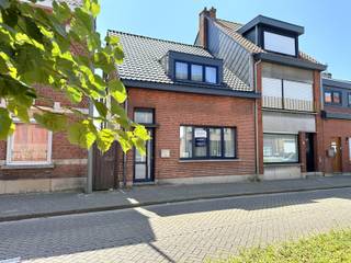 Op een perceel van 85 m², midden in het centrum van Hoevenen, bevindt zich deze charmante starterswoning die wacht op een nieuwe eigenaar met visie. Er werd de voorbije jaren al heel wat geïnvesteerd in de woning, maar de verdere afwerking en indeling laten u alle vrijheid om er volledig uw eigen thuis van te maken.<br /><br />De gelijkvloerse verdieping omvat een inkomhal met ruimte voor een vestiaire. De leefruimte bestaat uit een gezellige zithoek en een aparte eetkamer met de trap naar de verdieping. Achteraan bevindt zich de vernieuwde keuken met toegang tot de tuin. Vanuit de zithoek bereikt u bovendien het aparte gastentoilet.<br /><br />Op de verdieping bevindt zich momenteel één open ruimte. Deze ruimte kan eenvoudig worden ingedeeld in twee slaapkamers en een badkamer. <br /><br />De woning onderging reeds belangrijke renovatiewerken. Zo werden onder andere de gas- en waterleidingen vernieuwd, de afvoeren vervangen, de cv-ketel vernieuwd, verschillende ramen vervangen door hoogrendementsglas, de elektriciteit grotendeels vernieuwd en de voor- en achtergevel deels geïsoleerd. De keuken werd volledig vernieuwd en is nagenoeg afgewerkt. In september 2025 werd bovendien een volledig nieuw en geïsoleerd dak met vernieuwde dakkapel en nieuwe Veluxramen geplaatst.<br /><br />Dankzij deze reeds uitgevoerde structurele investeringen kan de nieuwe eigenaar zich vooral richten op de verdere afwerking en inrichting naar eigen smaak.<br /><br />Bent u op zoek naar een betaalbare woning met karakter, waar u uw eigen woonideeën kunt realiseren? Dan is dit een buitenkans.