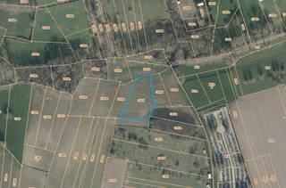 <p>Topo-Immo biedt deze landbouwgrond te koop aan in Roosdaal, gelegen achter de Lostraat (schuin achter het kerkhof van Strijtem), met een totale oppervlakte van 2,470 m² (kadastraal gekend sectie C, nr. 0412/00F000). Het perceel ligt in <strong>landschappelijk waardevol agrarisch gebied </strong>en is momenteel <strong>verpacht</strong>. Overstromingsgevoeligheid en-score is A, en het perceel maakt geen deel uit van een verkaveling of signaalgebied. Interesse of meer informatie? Neem gerust contact op met ons via het nummer 0477 289 144 of vincent@topo-immo.be! Stedenbouwkundige in lichtingen en maatregelenregister in aanvraag.</p>