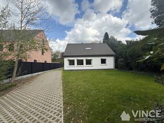 Op zoek naar ruimte, rust en natuur?<br /><br />Dit charmante landhuis, gelegen in een groene en rustige omgeving, beschikt over maar liefst vier ruime slaapkamers en twee badkamers, waardoor het ideaal is voor een gezin of voor wie behoefte heeft aan extra ruimte.<br /><br />De grote tuin rondom het huis is een echte oase, perfect om in te ontspannen, te tuinieren of van de natuur te genieten.<br />De woning is zorgvuldig onderhouden en biedt veel lichtinval, waardoor een warme en gezellige sfeer ontstaat.<br /><br />Kenmerken van de woning:
<ul>
	<li>Ruime woonkamer met veel natuurlijk licht</li>
	<li>Vier slaapkamers, voldoende ruimte voor het hele gezin</li>
	<li>Twee badkamers</li>
	<li>Grote tuin, perfect voor buitenactiviteiten en ontspanning. </li>
	<li>Rijke groene omgeving, ideaal voor wandelaars en natuurliefhebbers</li>
	<li>Ruime en nieuwe oprit en voldoende parkeergelegenheid</li>
</ul>
Dit landhuis combineert het comfort van modern wonen met de charme van de natuur. Bent u op zoek naar een rustige, ruime plek om te wonen?<br />Aarzel dan niet om contact op te nemen voor meer informatie of een bezichtiging!