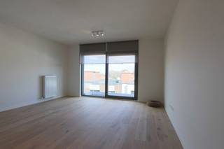 Zoekt u een nieuwbouw 2-slaapkamer appartement met terras én garage in Beveren? Dan is dit appartement vast iets voor jou!<br /><br />Het appartement is gelegen op de vierde verdieping en heeft een oppervlakte van 89,50m². <br />De indeling van het appartement is als volgt: leefruimte met volledig ingerichte open keuken, twee slaapkamers , een apart toilet met handenwasser, badkamer (voorzien van inloopdouche, dubbel lavabomeubel en spiegel) en een berging.<br />Verder is er ook nog een terras aansluitend aan de leefruimte met een oppervlakte van 2,6 m² en een terras aansluitend aan de slaapkamer met een oppervlakte van 6,50 m².<br />Het appartement is volledig geschilderd, afgewerkt met verlichting, raambekleding en er zijn ook individuele zonnepanelen!<br /><br />Achteraan het gebouw is er de garage. Ondergronds is er een ruime individuele kelderberging.<br />Er is een lift aanwezig in het gebouw.<br />Bij het appartement zijn nog 3 plaatsen in de fietsenstalling voorzien.<br /><br />Het appartement is beschikbaar vanaf 1 september. <br /><br />De voornaamste troeven van dit appartement zijn: centrale ligging, de energiezuinigheid, ...<br /><br />Twijfel niet om ons te contacteren voor meer informatie of een plaatsbezoek via verhuur@homevast.be of tel. 03 376 20 20.