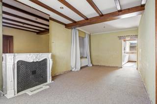 Ben je op zoek naar een woning die je volledig naar eigen smaak kunt inrichten? Dan is deze charmante te renoveren woning in het centrum van Sint-Eloois-Winkel precies wat je zoekt!<br /><br />De woning beschikt momenteel over twee volwaardige slaapkamers, met de mogelijkheid om een derde slaapkamer te creëren. Verder vind je er een badkamer, een praktische bergruimte en een gezellige koer waar je in alle rust kunt genieten van het buitenleven.<br /><br />Een extra troef is de achterliggende doorgang, ideaal om fietsen gemakkelijk en veilig te stallen zonder door de woning te moeten.<br /><br />Dankzij de centrale ligging bevinden winkels, scholen en andere voorzieningen zich op wandelafstand. Met de juiste renovatie tover je deze woning om tot een warme en hedendaagse thuis, volledig afgestemd op jouw wensen.<br /><br />Ben je op zoek naar een renovatieproject met tal van mogelijkheden op een toplocatie? Contacteer ons vandaag nog voor een bezoek en ontdek zelf het potentieel van deze woning!<br /><br />Bij interesse? Aarzel dan niet om contact op te nemen met Dieter op het nummer 0484/92.44.3<br />7 of via dieter@rovac.be