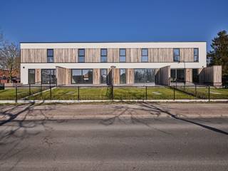 Droom je van  wonen in een landelijke omgeving met alle comfort binnen handbereik? Deze charmante woning combineert rust en ruimte met de levendigheid van het dorpscentrum én een vlotte verbinding naar Antwerpen.<br />Op het gelijkvloers verwelkomt een ruime, overdekte autostaanplaats je, samen met een inkomhal met gastentoilet en een praktische berging. Op de eerste verdieping geniet je van een lichtrijke leefruimte met bureauhoek en een open keuken die uitkijkt op de fraai aangelegde tuin – ideaal voor gezellige avonden.<br />De tweede verdieping biedt een volledig uitgeruste badkamer met bad, douche, toilet en dubbele lavabo, aangevuld met een extra berging en 3 ruime slaapkamers. Alles is tot in de puntjes afgewerkt en volledig instapklaar.<br />Interesse? Bel 0497 58 88 88 of mail naar contact@huysmanbouw.be.