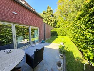 Bekijk zeker de vastgoedvideo via deze link: https://youtube.com/embed/5m12f_5bFswOntdek deze verzorgde en energiezuinige woning, gebouwd in 2014 en...