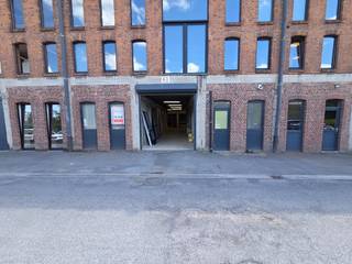 Magazijn van 220m² op commercieel centrum Pottelberg, met mogelijkheid tot twee bureau's. Automatische poort +/-2m80 hoog, sanitair blok...