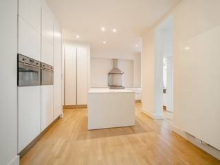 Ideaal gelegen nabij het Brugmannplein, in een art-decogebouw, biedt dit appartement op tuinniveau een bruto vloeroppervlakte van 190 m² volgens...