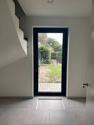 De woning 197 m² bestaat op het gelijkvloers uit een inkomhal met berging (wasplaats) en gastentoilet die uitgeeft op de garage met automatische poort. Achteraan bevindt zich de ruime woonkamer met open keuken en schuifraam naar de tuin. <br /><br />De verdieping is ingedeeld in 3 mooie slaapkamers van respectievelijk 17 m², 15 m² en 10 m², apart toilet en badkamer. <br /><br />Via een vaste trap komt men in de ruime zolder 30 m² die nog naar keuze kan ingedeeld worden.<br /><br />De woning is zeer goed gelegen, nabij het centrum van Zoersel op wandelafstand van alle winkels en openbaar vervoer.<br /><br />Afwerking wordt volledig gedaan volgens lastenboek. Op die manier kan men volledig zelf kiezen hoe alles afgewerkt.