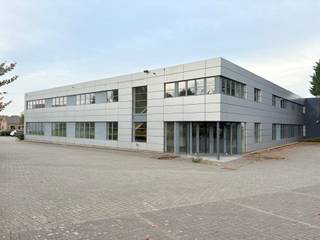 <p>Te huur : <strong>ruime kantoren van 1.060 m²</strong>, verdeeld over de <strong>gelijkvloerse verdieping (530 m²)</strong> en <strong>1e verdieping (530 m²)</strong>.<br />Ideaal voor bedrijven, coworking of professionele projecten die grote, flexibele ruimtes vereisen.</p>
<p><strong>Kenmerken:</strong></p>
<ul>
<li>
<p>Parkeerplaatsen: 30</p>
</li>
<li>
<p>Huurprijs: €50/m²/jaar (gelijkvloers), €70/m²/jaar (1e verdieping)</p>
</li>
<li>
<p>Parkeren: €450/jaar</p>
</li>
<li>
<p>EPC: X – Energie-score: 299</p>
</li>
<li>
<p>Lichte ruimtes, eenvoudig aanpasbaar, toegang voor PBM mogelijk</p>
</li>
</ul>
<p></p>