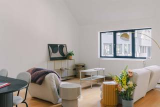 <p><span>GENT CENTRUM - Karaktervol en lichtrijk appartement met mezzanine in de Gentse Binnenstad</span></p><p><span> </span></p><p><span>Op een zeer gegeerde ligging in de Gentse binnenstad op wandelafstand van de Korenmarkt en Vrijdagmarkt , treffen we dit charmante en instapklare appartement in een kleinschalige residentie.</span></p><p><span> </span></p><p><span>De combinatie van hoge plafonds, grote raampartijen en een open concept zorgt voor een aangenaam woonvolume en veel natuurlijke lichtinval. Het appartement werd recent opgefrist en volledig geschilderd, waardoor het meteen klaar is voor bewoning. Een bijzondere troef is de aparte slaapkamer op de mezzanine, wat zorgt voor een heus loft-gevoel.</span></p><p><span> </span></p><p><span>Dankzij de centrale ligging, lage gemeenschappelijke kosten en de aanwezigheid van een gemeenschappelijke fietsenstalling vormt dit appartement een interessante opportuniteit voor zowel eigen bewoning als investering.</span></p><p><span> </span></p><p><span>De troeven in een notendop: </span></p><ul><li><span>Gegeerde ligging in hartje Gent</span></li><li><span>Kleinschalige residentie</span></li><li><span>Recent opgefrist en volledig geschilderd</span></li><li><span>Lichtrijke en gezellige leefruimte</span></li><li><span>Unieke ligging</span></li><li><span>Lage gemeenschappelijke kosten</span></li><li><span>EPC Label C, asbestveilig en conforme elektriciteit</span></li></ul><p><span> </span></p><p><span> </span></p><p><span>Indeling:</span><span> Inkomhal met ruime berging, lichtrijke leefruimte met zithoek en eetplaats, geïnstalleerde keuken, badkamer met lavabomeubel, douche en toilet. Via de vaste trap bereikt u de slaapkamer, die dankzij de hoogte en open verbinding een bijzonder ruimtelijk gevoel biedt.</span></p><p><span> </span></p><p><span> </span></p><p><span>Belangrijk: </span></p><p><span>Richtprijs: 299.000 EUR</span></p><p><span>EPC: 252 kWh/m² jaar (UC: 20250503-0003591719-RES-1)</span></p><p><span>Geen renovatieverplichting</span></p><p><span> </span></p><p><span>Benieuwd? Contacteer Axel Lenaerts makelaars voor meer info of een bezoek ter plaatse via <span>Laurens@axellenaerts.be</span></span><span> of 09 245 24 24</span></p><p><span> </span></p>