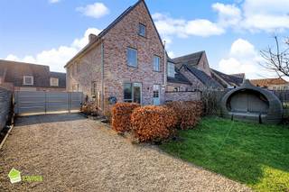 <p><span>Deze halfopen bebouwing bevindt zich in een rustige en residentiële wijk in Grembergen en beschikt over een bewoonbare oppervlakte van </span><span>188 m²</span><span> op een perceel van </span><span>381 m² | BEZOEKDAG voorzien op zaterdag 20 juni op afspraak! </span></p><p><span> </span></p><p><span>Dankzij de energiezuinige voorzieningen zoals lucht-luchtwarmtepompen, zonnepanelen en een thuisbatterij behaalt de woning een EPC-label A. Bovendien is de elektriciteit conform, wat deze woning bijzonder aantrekkelijk maakt voor wie zorgeloos wil wonen.<br />De woning combineert een praktische indeling met veel lichtinval en comfortabele leefruimtes, aangevuld met een oprit met poort, een garage en een aangename achtertuin waar het heerlijk vertoeven is.</span></p><p><span> </span></p><p><span>Indeling: </span><span>via de inkomhal met gastentoilet betreed je de woning. Van hieruit kom je in de lichtrijke leefruimte die in open verbinding staat met de volledig ingerichte keuken, uitgerust met Miele-toestellen. Aansluitend bevindt zich een praktische berging/wasruimte.<br />De woning beschikt verder over een oprit afgesloten met een poort, een garage en een aangename achterliggende tuin waar je in alle rust kan genieten</span></p><p><span><br />Op de eerste verdieping bevindt zich een ruime nachthal met apart toilet, vier slaapkamers waarvan één momenteel ingericht is als bureau, en een badkamer uitgerust met ligbad, douche en dubbele wastafel in meubel.</span></p><p><span><br />Via een vaste trap bereik je de zolderverdieping, die volledig werd ingericht als hobbykamer/speelkamer en waar zich daarnaast nog een aparte opbergruimte bevindt.</span></p><p><span><br /></span><span>Extra troeven</span><span><br />– Energiezuinige woning met</span><span> EPC-label A - 94 kWh/m²</span><span><br />– Zonnepanelen (20m²) totaal 2500 Wp + een thuisbatterij van 5kW<br />– Warmtepomp (lucht/lucht Energieklasse A++) - 4 units (dd. 2024)<br />– Elektriciteit conform - laadpaal aanwezig<br />– Rustige en residentiële toplocatie in Grembergen<br />– Oprit met poort, garage en tuin</span></p><p><span> </span></p><p><span>Bezoekdag georganiseerd door IMMO TWINS op zaterdag 20 juni, uitsluitend op afspraak. Reserveer uw bezoek eenvoudig via onze online bookingtool op de website <span>www.immotwins.be</span></span><span> </span></p><p><span>Boek vandaag nog uw persoonlijke afspraak, wees er snel bij vooralleer het bezoekmoment volzet is. Contact: T. 052 55 55 55 - <span>info@immotwins.be</span></span><span> </span></p><p><span> </span></p>
