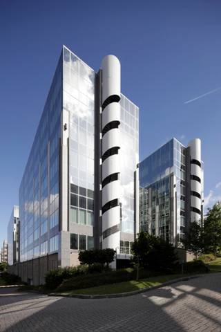 Plaine 17 Building is een indrukwekkend kantoorgebouw dat functionele en efficiënte werkruimte biedt. Het gebouw is zelfvoorzienend met een receptie en een uitstekende parkeerverhouding. Gemakkelijk bereikbaar met het openbaar vervoer (station Etterbeek + metro Delta) en met de auto (nabij E411, richting Namen, Luxemburg).<br />Oppervlakte: 666 m²<br />Binnenparking: 1.400 €/plaats/jaar (exclusief belastingen 330 €/plaats/jaar)<br />Archief: 75 €/m²/jaar (exclusief belastingen 17 €/m²/jaar)