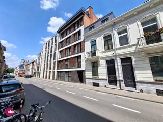 <p><span>Gemeubelde studio, geschikt voor één persoon, in het bruisende hart van Leuven</span></p><p><span> </span></p><p><span>Ben je op zoek naar een knusse en instapklare plek in het centrum van Leuven? Deze volledig bemeubelde studio in de Blijde Inkomststraat is precies wat je nodig hebt! Ideaal gelegen op wandelafstand van het station en het openbaar vervoer, is dit de perfecte uitvalsbasis voor wie wil wonen én leven in de stad.</span></p><p><span> </span></p><p><span>De studio is slim ingericht met:</span></p><p><span> </span></p><ul><li><span>Zetel </span></li><li><span>Ruim bed met ingebouwde opbergruimte</span></li><li><span>Bureau met bureaustoel</span></li><li><span>Kledingrek en afgesloten spiegelkast</span></li></ul><p><span> </span></p><p><span>De volledig uitgeruste keuken met kookplaat, koelkast, microgolf en vaatwasser kan je zeker bekoren. In de badkamer beschik je over een toilet, wastafel &amp; douche. De extra troeven zoals airco, gordijnen en vliegenramen zorgen voor extra comfort. </span></p><p><span> </span></p><p><span>Je fiets stallen of afval kwijt? Dat kan achteraan het gebouw in de afgesloten parking. Het gebouw beschikt bovendien over een lift.</span></p><p><span> </span></p><p><span>Interesse? Contacteer ons!</span></p><p><span> </span></p><p><span>015 20 36 00 - info@domoxim.be</span></p>