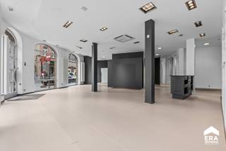 Ruim polyvalent eigendom te koop in hartje IeperOp een opvallende ligging in de stadskern van Ieper bevindt zich dit veelzijdig eigendom met tal van...