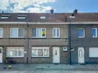 <p><strong>Instapklare woning met 4 slaapkamers en zonnige tuin!</strong></p>
<p>Op het gelijkvloers vind je een inkomhal met apart toilet, een lichtrijke woonkamer met eetplaats en een vernieuwde, volledig ingerichte keuken. Aansluitend is er een gezellige veranda die toegang geeft tot het zonnige terras.</p>
<p>De mooi aangelegde tuin, zuidgericht en voorzien van een praktische tuinberging, is de perfecte plek om te ontspannen.</p>
<p>Op de eerste verdieping bevinden zich twee ruime slaapkamers, een kinderkamer of bureauruimte, en een badkamer uitgerust met douche, toilet en lavabo. De tweede verdieping omvat een volledig ingerichte zolder, ingedeeld in twee slaapkamers met ingemaakte kasten.</p>
<p>De woning is bovendien voorzien van <strong>hoogrendementsbeglazing met vliegenramen</strong> op de verdieping en beschikt over centrale verwarming op gas via een <strong>condenserende ketel</strong>. Ontdek deze woning alvast vanop afstand via onze virtuele rondleiding!</p>
<p>Dankzij de vlotte bereikbaarheid met de E40 en andere invalswegen, en de ligging nabij het centrum van Aalst met winkels, scholen en station, is dit een ideale gezinswoning.<br /><br />Voor meer info of een bezoek, contacteer ons via steffen@immotijl.be of bel 053 42 46 99.</p>