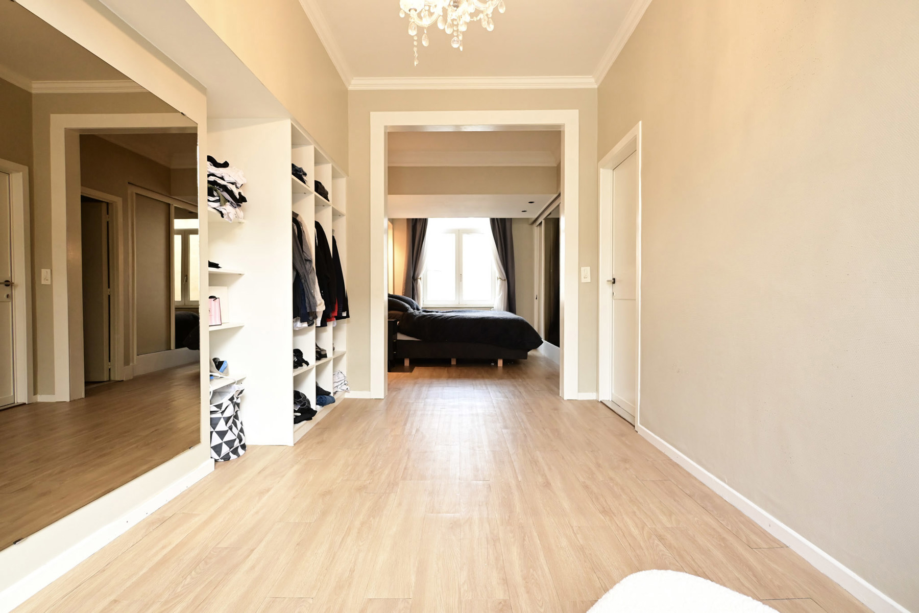 Ruim gerenoveerd herenhuis in Oostende. - foto 4