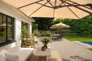 <p><strong>Stijlvolle villa waar mediterrane charme en hedendaags buitenleven harmonieus samenkomen op een toplocatie in Heide</strong></p>
<p>Deze <strong>ruime en sfeervolle gezinswoning</strong> is rustig gelegen in een gegeerde, residentiële buurt nabij het centrum van Heide. De woning werd de voorbije jaren grondig gemoderniseerd en combineert een warme, stijlvolle afwerking met een verrassend ruime indeling. Met <strong>4 slaapkamers, een multifunctionele ruimte, 2 badkamers, royale leefkeuken en prachtig aangelegde tuin met verwarmd zwembad</strong> biedt deze woning uitzonderlijk veel wooncomfort.</p>
<p><strong>Gelijkvloerse verdieping<br /></strong>- Inkomhal met <strong>ingemaakte vestiaire<br /></strong>- Sfeervolle leefruimte met <strong>parketvloer, gashaard en maatwerk<br /></strong>- Royale <strong>leefkeuken</strong> met veel kastruimte, kookeiland en uitgebreide toestellen waaronder gasfornuis, stoom-/microgolfoven, koelkast, wijnkoeler en 2 vaatwassers<br />- Gezellige eetkamer met <strong>rechtstreekse toegang tot het terras<br /></strong>- Stijlvolle gietijzeren deuren verbinden de verschillende leefruimtes<br />- Apart gastentoilet<br />- Praktische <strong>wasplaats/bijkeuken</strong> met weggewerkte wasapparatuur en spoelbak<br />-<strong> Masterbedroom met dressing </strong>met visgraad parket en zicht op de achtertuin<br />- Aansluitende multifunctionele kamer met visgraatparket, ideaal als <strong>extra slaapkamer, bureau, speel- of hobbyruimte<br /></strong>- Badkamer met ligbad, lavabo, toilet, sierradiator en natuurlijk daglicht</p>
<p><strong>Eerste verdieping<br /></strong>- Lichtrijke traphal met dakraam<br />-<strong> 3 slaapkamers</strong>, waarvan 2 voorzien van ingemaakte kasten<br />- Open nokconstructie zorgt voor een <strong>ruimtelijk en luchtig gevoel</strong><br />- Recent vernieuwde badkamer met <strong>regendouche, badkamermeubel, ingemaakte kasten en sierradiator</strong></p>
<p><strong>Tuin en buitenruimte<br /></strong>- Toegang via een <strong>elektrische poort</strong> met afzonderlijk poortje<br />- Ruime oprit voor <strong>4 wagens</strong> en carport voor 2 wagens<br />- Fraai aangelegde tuin met <strong>verwarmd zoetwaterzwembad<br /></strong>- <strong>Tuinverlichting<br /></strong>- Zwembad met warmtepomp <br />- Groot terras met volop ruimte voor <strong>eet- en loungehoeken<br /></strong>- Grote, volledig omheinde achtertuin met een groene en kindvriendelijke inrichting<br />- Praktisch tuinhuis en technische berging<br />- Voorzieningen voor een <strong>buitendouche</strong> aanwezig</p>
<p><strong>Bijzonderheden<br /></strong>- <strong>Toplocatie in Heide<br /></strong>- <strong>4 slaapkamers + multifunctionele ruimte<br /></strong>- <strong>Leven op het gelijkvloers mogelijk<br /></strong>- 2 badkamers<br />- Stijlvolle afwerking met <strong>parket, visgraatparket, maatwerk en gietijzeren deuren<br /></strong>- <strong>Verwarmd zwembad<br /></strong>- Carport voor 2 wagens en ruime oprit<br />- Volledig omheind perceel met elektrische toegangspoort<br />- Dak bijkomend geïsoleerd<br />- Houten ramen met dubbele beglazing<br />- Verwarming op aardgas en vernieuwde radiatoren<br />- Regenwaterput van <strong>5.000 liter<br /></strong>- Alarm aanwezig</p>
<p><strong>Ligging</strong><br />Gelegen in de <strong>Eikenlaan in Heide</strong>, in een rustige, residentiële en kindvriendelijke omgeving. Het centrum van Heide met winkels, scholen, horeca en het station bevindt zich vlakbij. Ook de <strong>Kalmthoutse Heide</strong> en talrijke wandel- en fietsroutes zijn vlot bereikbaar.</p>
<p><strong>Een bijzonder complete gezinswoning waar ruimte, sfeer en buitenleven samenkomen, met een prachtige tuin en zwembad op een gegeerde locatie in Heide.<br /></strong></p>
<p>Bewoonbare opp. 232 m² ref.: bruto vloeropp. EPC-certificaat.</p>
<p><strong> </strong></p>